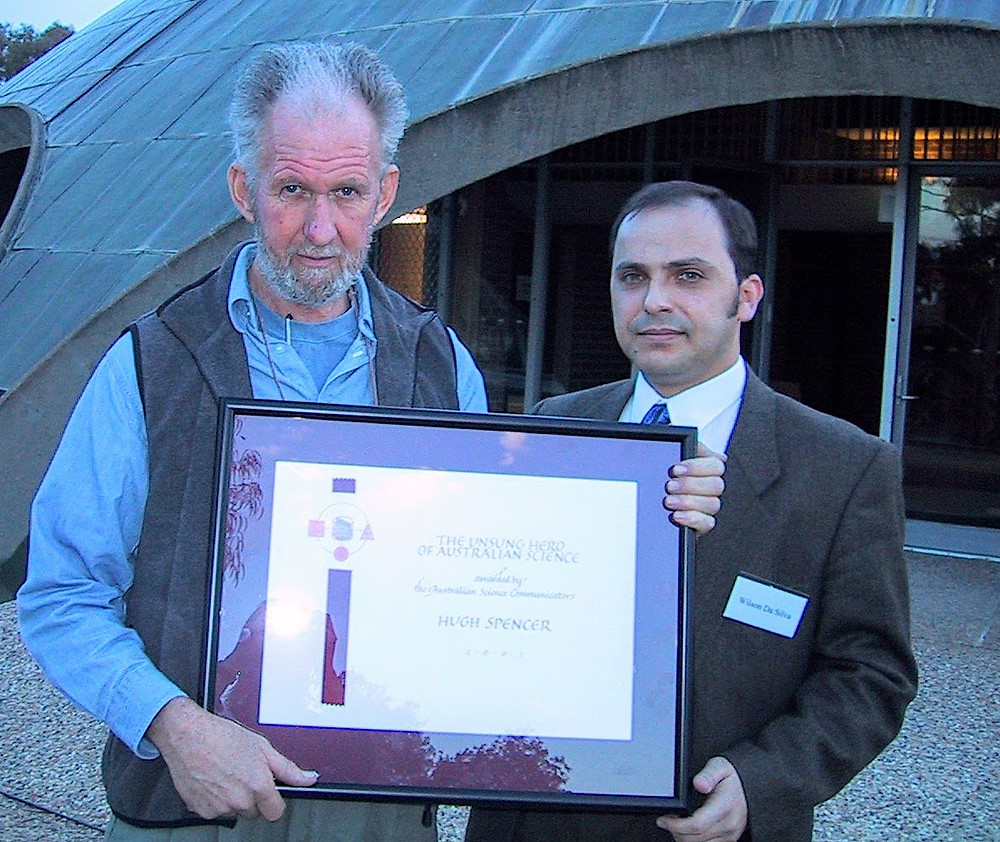 Dr Hugh Spencer receives the 2002 Unsung Hero of Australian Science from Australian Science Communicators President Wilson da Silva