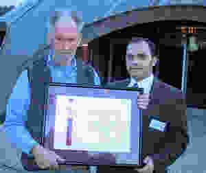Dr Hugh Spencer receives the 2002 Unsung Hero of Australian Science from Australian Science Communicators President Wilson da Silva