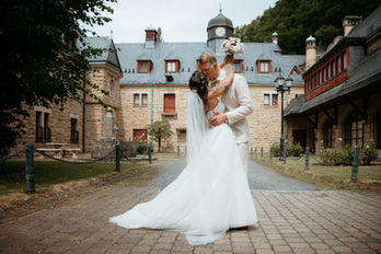 Editorial Hochzeit Brautpaar Schloss Kuss Romantisch