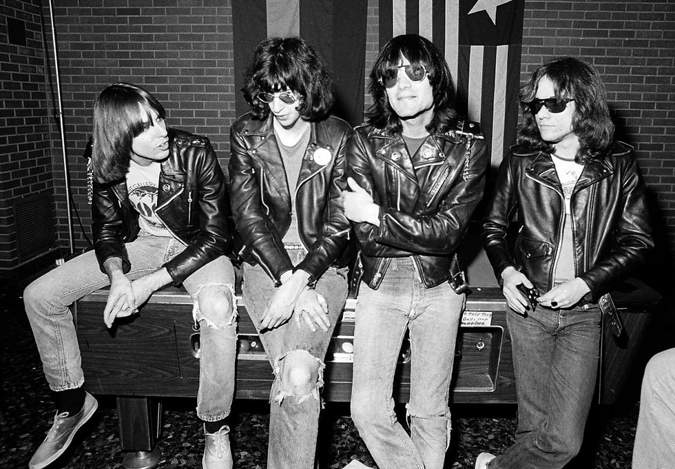 I Ramones trasformarono velocità, semplicità e ironia nella grammatica essenziale del punk.