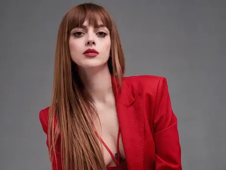 Annalisa, Sensuale e Polemica: Critiche ai Suoi Piedi