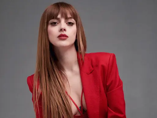 Annalisa, Sensuale e Polemica: Critiche ai Suoi Piedi