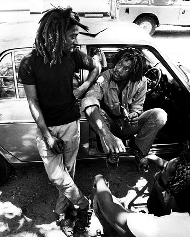 Peter Tosh e Bunny Wailer, membri fondatori dei Wailers e figure essenziali del reggae roots.