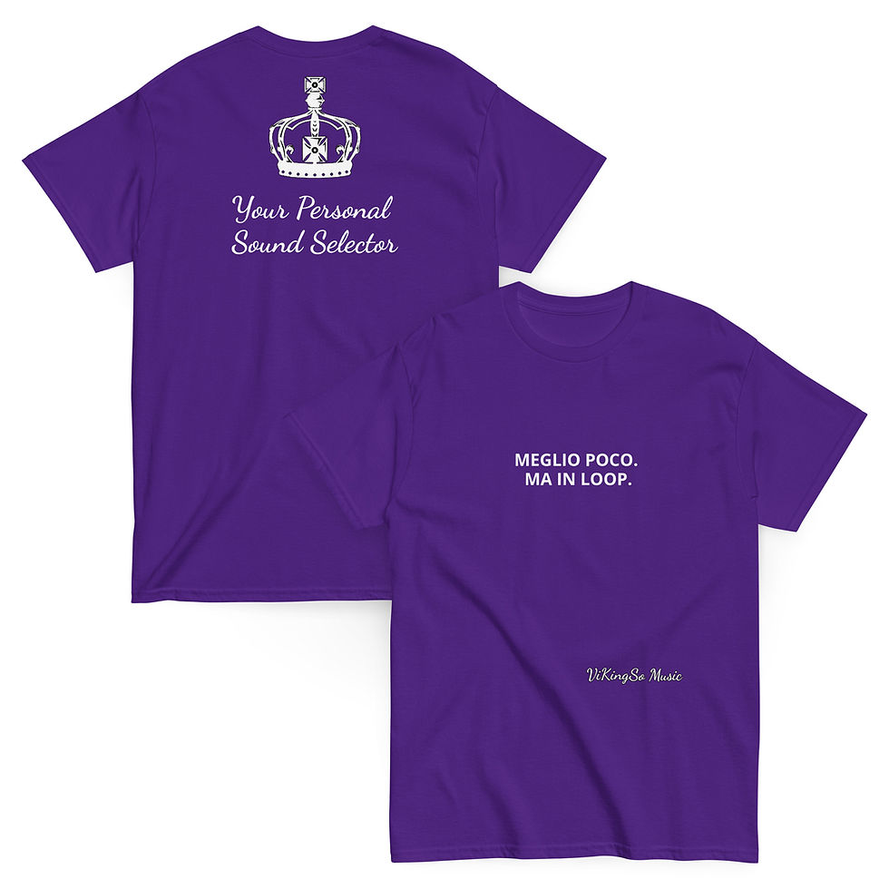 Miniatura: T-shirt ViKingSo Music con frase “Meglio poco ma in loop” indossata in stile casual musicale