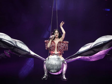 "Roar" Sospesa nel Vuoto: Katy Perry Perde l'Equilibrio in Concerto