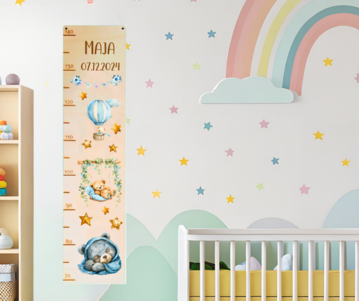 Personalisierte Kinder-Messlatte aus Holz mit aufgedruckten Stoffbären und Heißluftballon sowie dem Namen des Kindes  