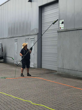 Reinigen poorten en gevels met osmose