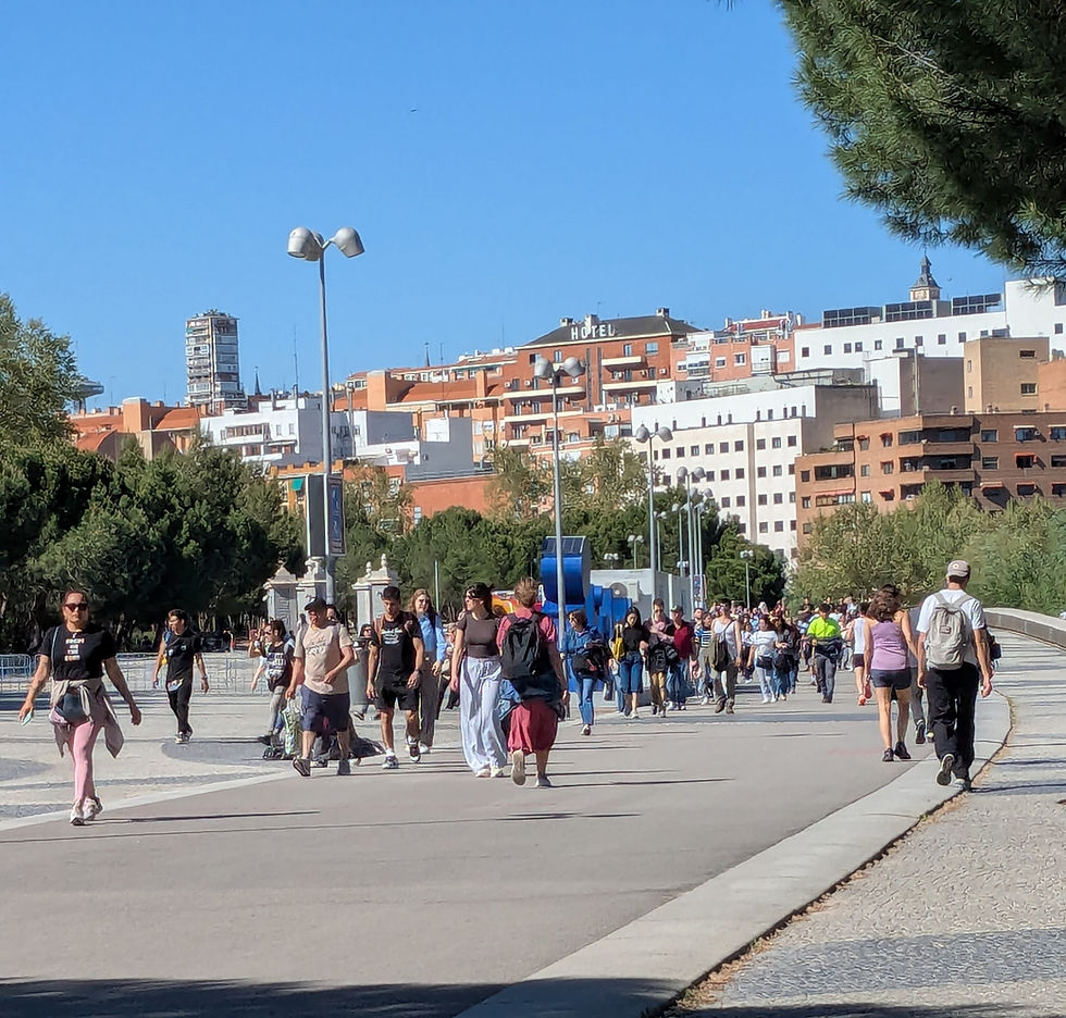 A steady stream of walkers due to the Apagón
