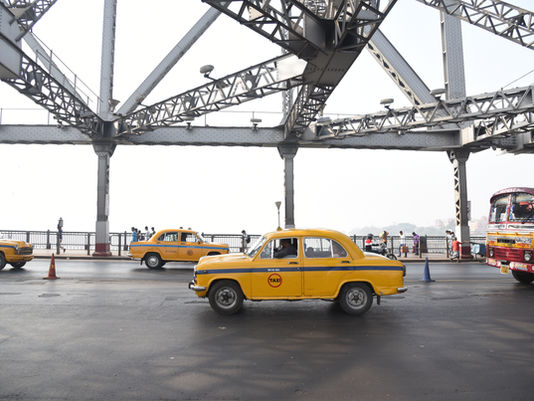 As Kolkata’s ‘visual icons’ fade, migrant drivers hit roadblock