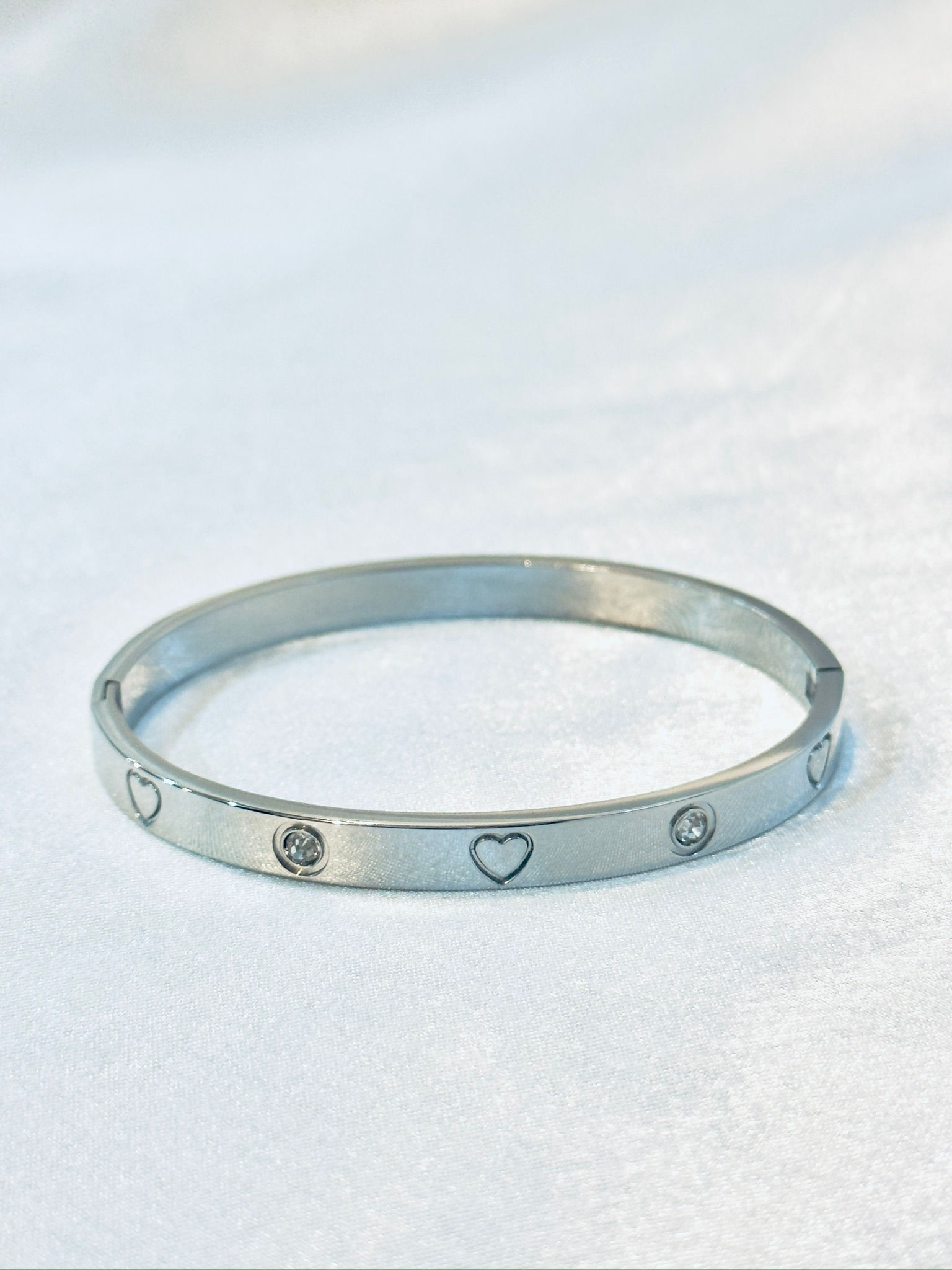 Kuona Trendy Love Silver Bangle
