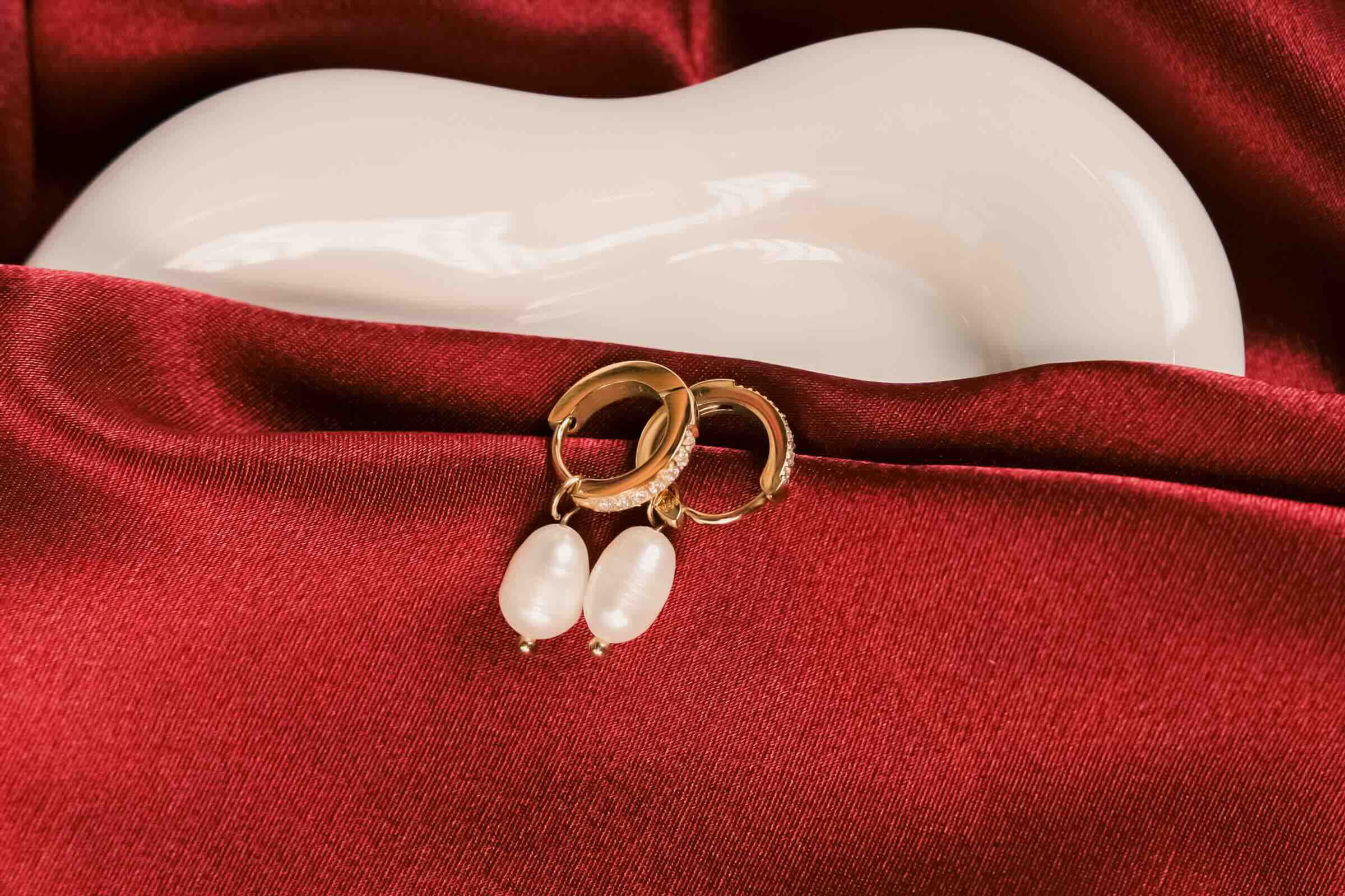 Kuona 18K gold-plated Zirconia Pave Huggie Pearl Earring