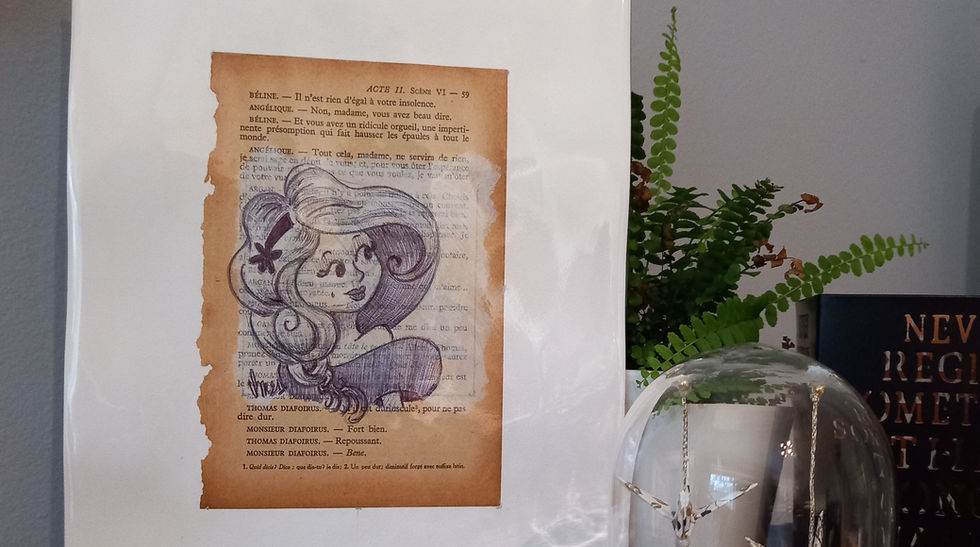 photographie montrant une illustration en noir et blanc sur fond de vieux livre représentant une jeune fille avec de très long cheveux tressés 2021
© Virginie Metzer