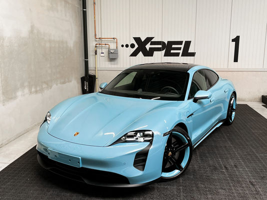FROZEN BLUE PORSCHE TAYCAN KRIJGT XPEL LAKBESCHERMING