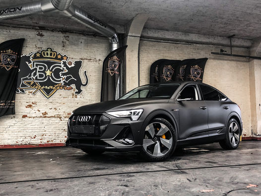 Audi E-TRON Sportback in gewrapped in Dead Matte Black