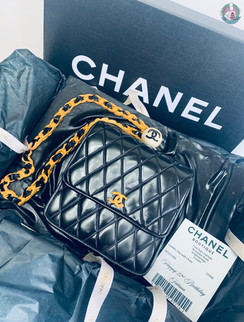 Chanel clutch bag cake with box.