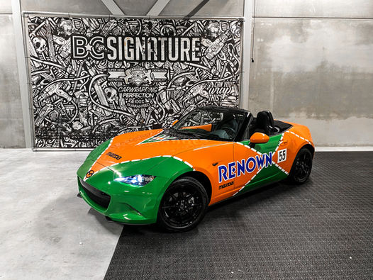Mazda MX5 volledige make-over in de bekende RENOWN Racing livery + XPEL Lakbescherming
