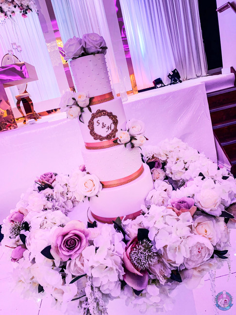White & Gold Wedding Cake.