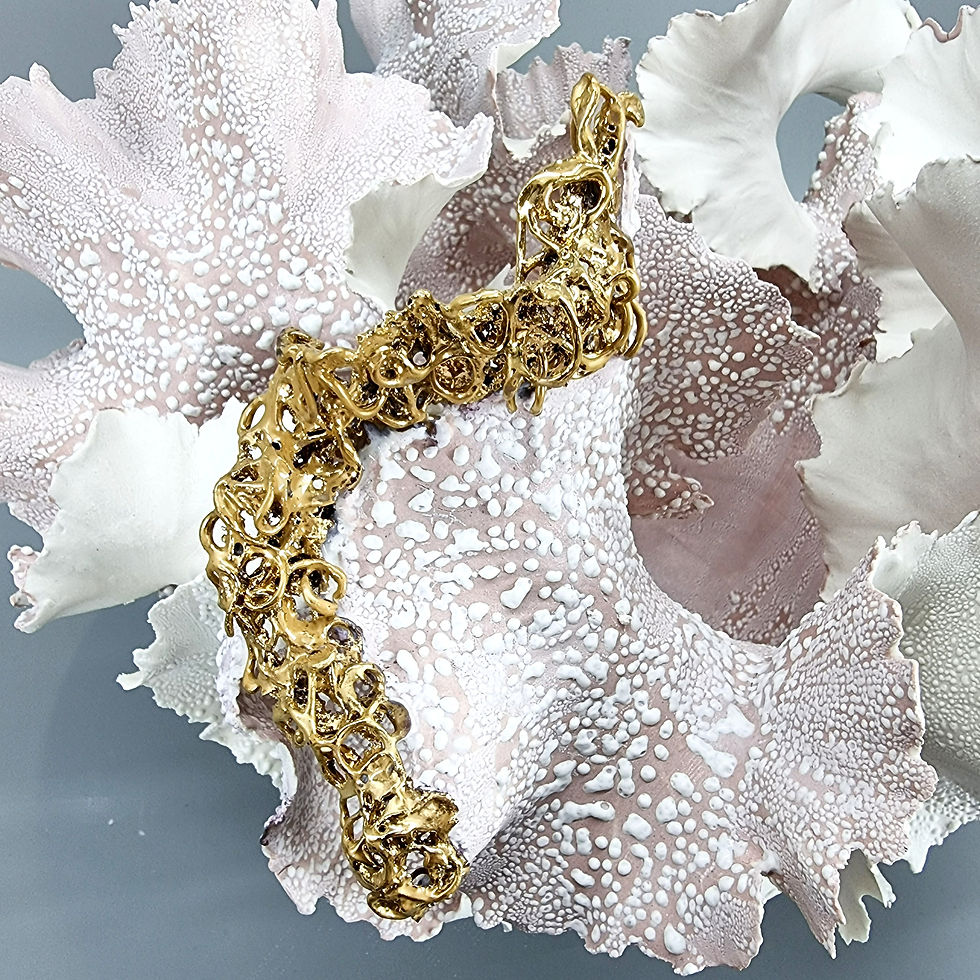 Thumbnail: Leaf with handbuilt lace and gold //105 solgt