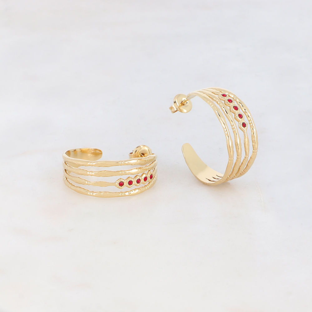 Boucles d'oreilles de type créoles à puce quatre rangs ornées de 5 strass.