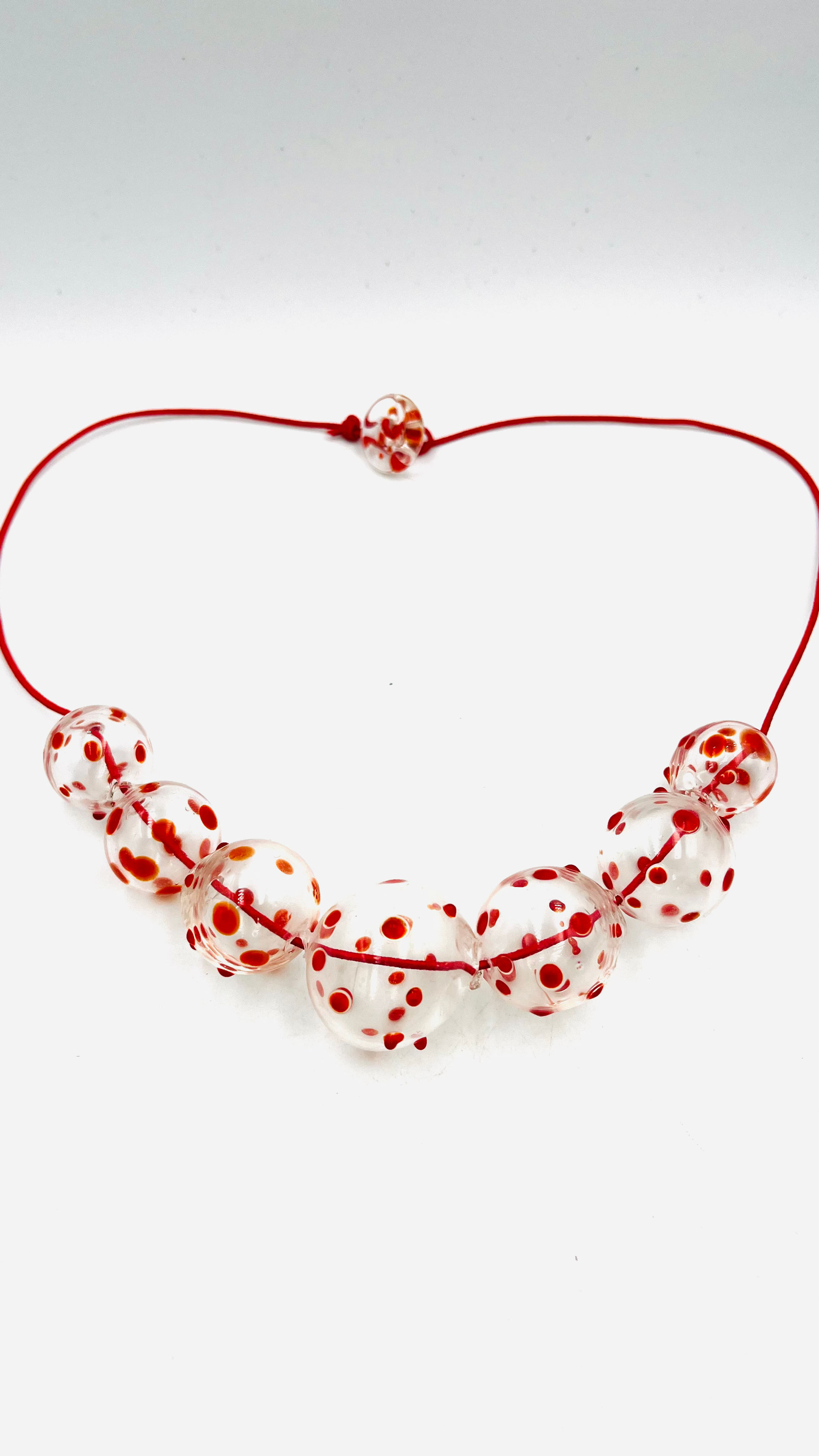 Collier « Les petits pois sont rouges » / verre soufflé