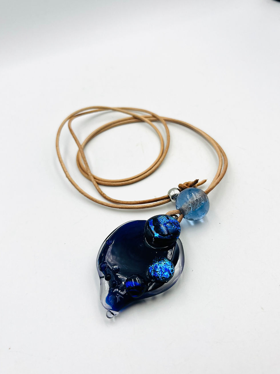 Miniature : Collier «  la mémoire de l’eau »/ verre filé et fusionné