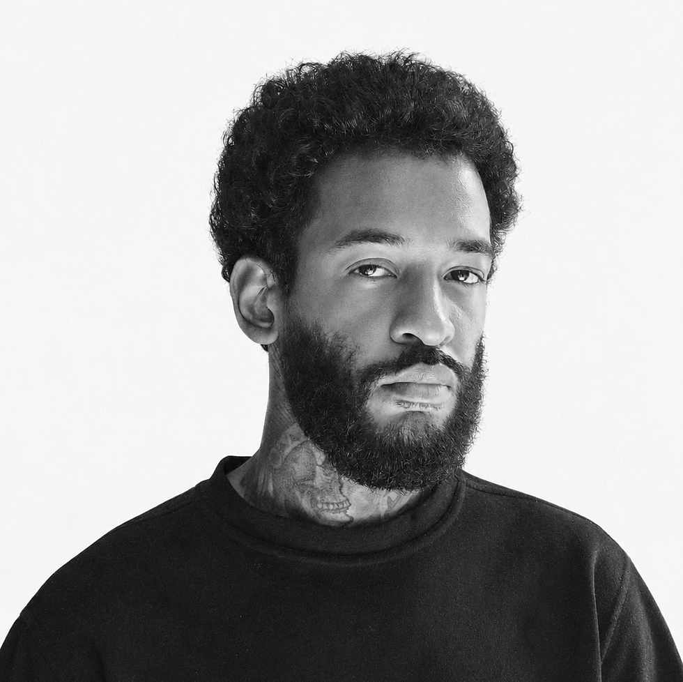 Retrato Monocromático com Barba e Tatuagem.png