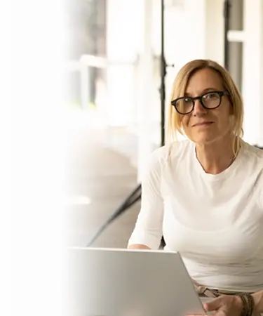 Fotografin beim Fotoshooting vor ihrem Laptop überprüft die entstandenen Fotos