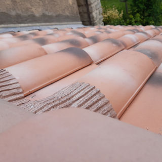 Toiture en tuiles mécaniques neuves et solins plomb.