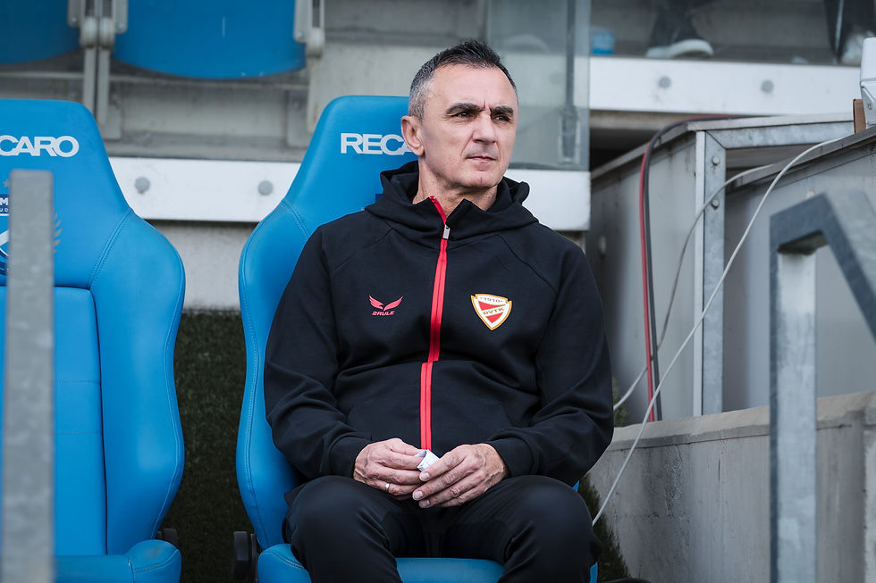 Nebojša Vignjević DT del DVTK previo al inicio del partido contra del MTK BUDAPEST. Foto: (Javier Zambrano).