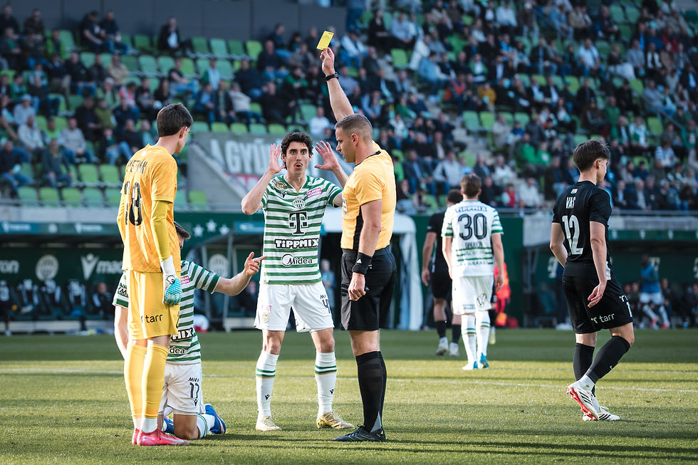 Tarjeta amarilla a Marcius Corbu (Ferencváros TC) por simulación de penal. Foto: (Javier Zambrano).
