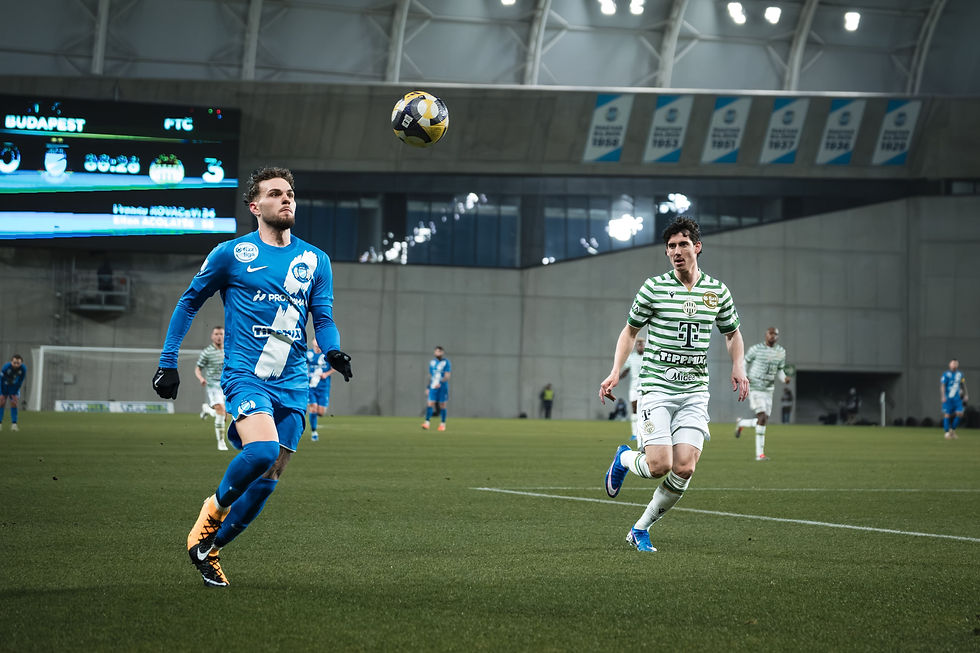 Disputa de balón entre Gábor Jurek (MTK BUDAPEST) y Callum O‘Dowda (Ferencváros TC). Foto: (Javier Zambrano).