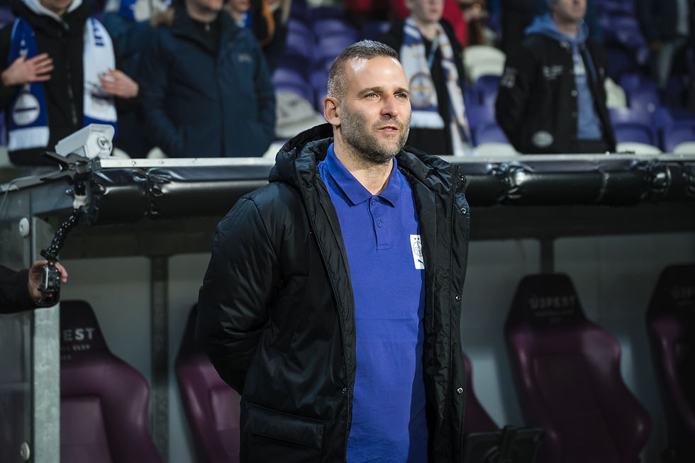DT del Újpest FC Zoltán Szélesi previo al incicio del partido. Foto: (Javier Zambrano).