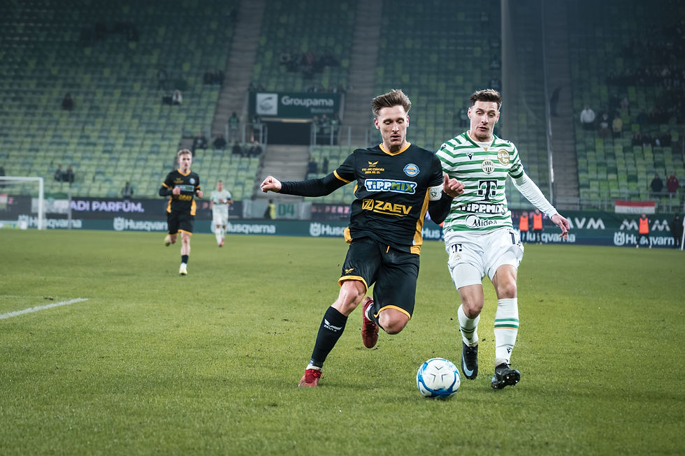 Disputa de balón entre el jugaodor Lorentz Márton (Csákvár) y Marius Corbu (Ferencváros TC). Foto: (Javier Zambrano).