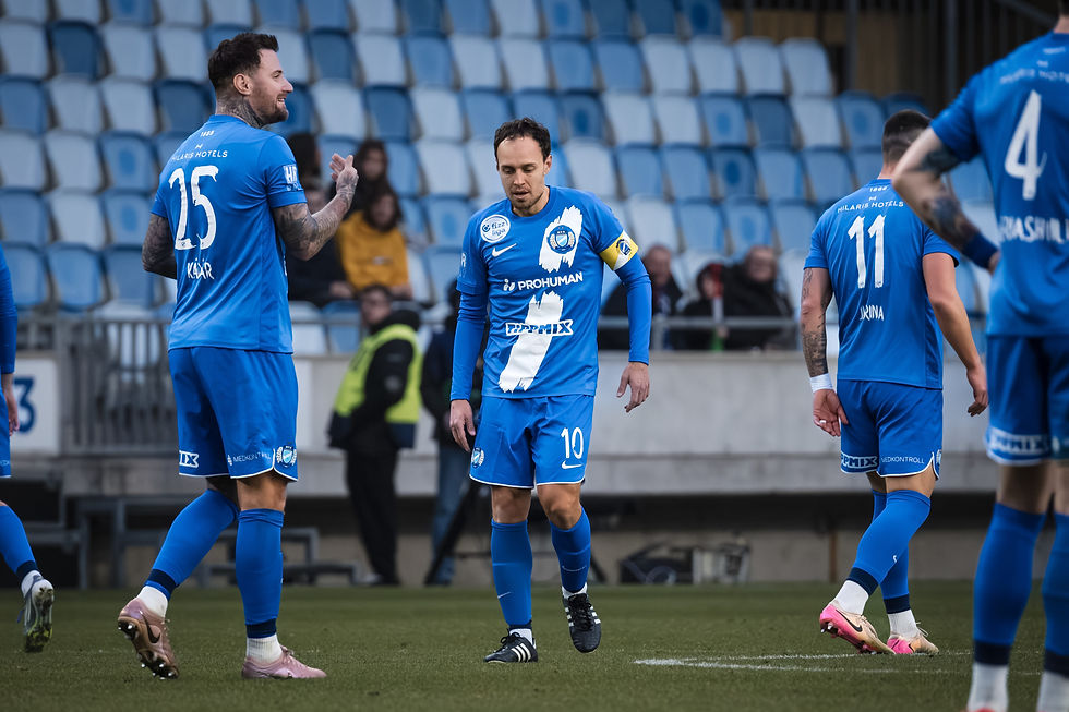 El jugador Istvan Bognar y Tamas Kadar del MTK BUDAPEST se lamentan luego de una acción perdida. Foto: (Javier Zambrano).