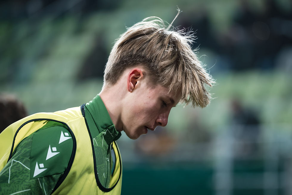 El jugador del Ferencváros TC Czéh Barnabás realizando labores de calentamiento. Foto: (Javier Zambrano).