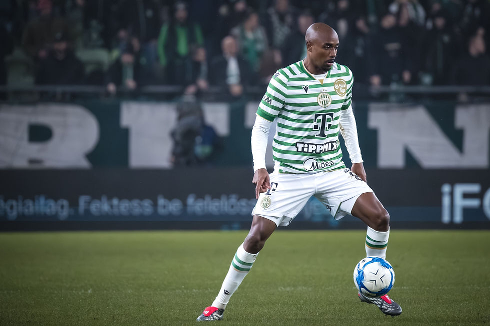 El jugador Julio Romāo (Ferencváros TC) realizando una acción de ataque. Foto: (Javier Zambrano).