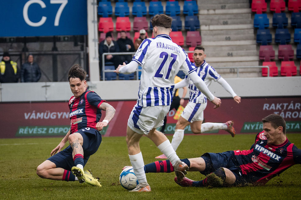 Disputa de balón: Meldin Dreskovic, Benczenleitner Barna (Nyiregyhaza) y Krajcsovics Ábel (újpest FC) - Foto: (Javier Zambrano).