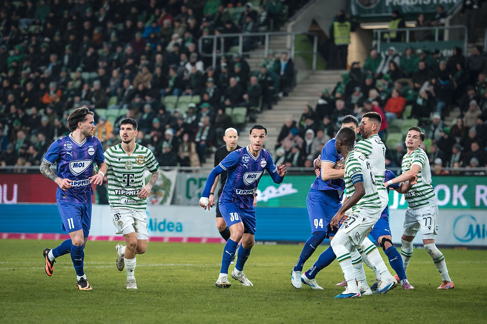 Disputa de posiciones en el lanzamiento de un tiro de esquina entre jugadores (Ferencváros TC y Újpest FC). Foto: (Javier Zambrano).