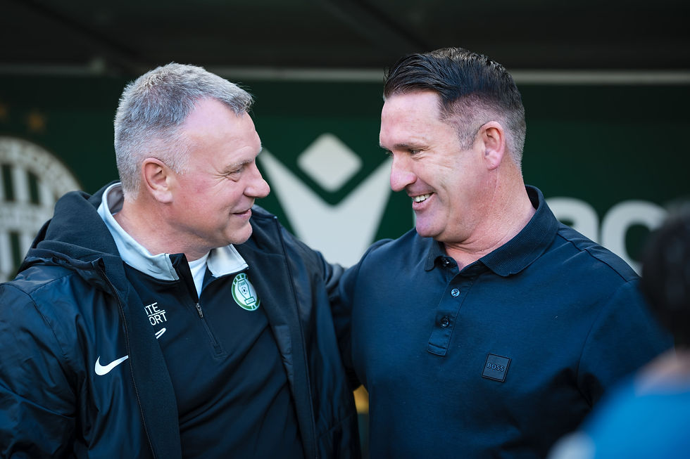 Saludo entre los Técnicos Robbie Keane (Ferecváros TC) y György Bognár (Paksi SE). Foto: (Javier Zambrano).