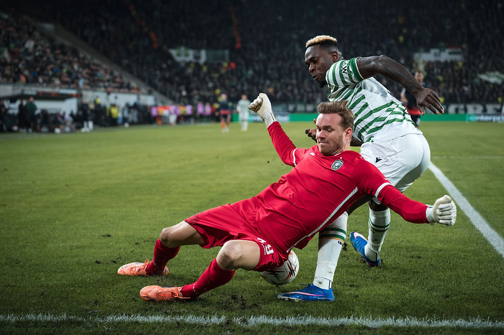 Disputa de balón entre el jugador del Ludogorets Hendrik Bonmann y el jugador del Ferencváros TC Bamidele Yusuf. Foto: (Javier Zambrano).