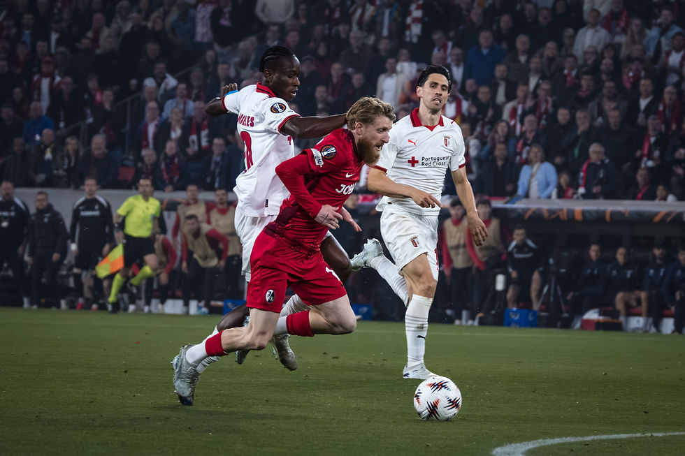 Falta del jugador Mario Dorgeles (Sporting Braga) al jugador Jan-Niklas Beste (SC Friburgo). Foto: (Javier Zambrano).