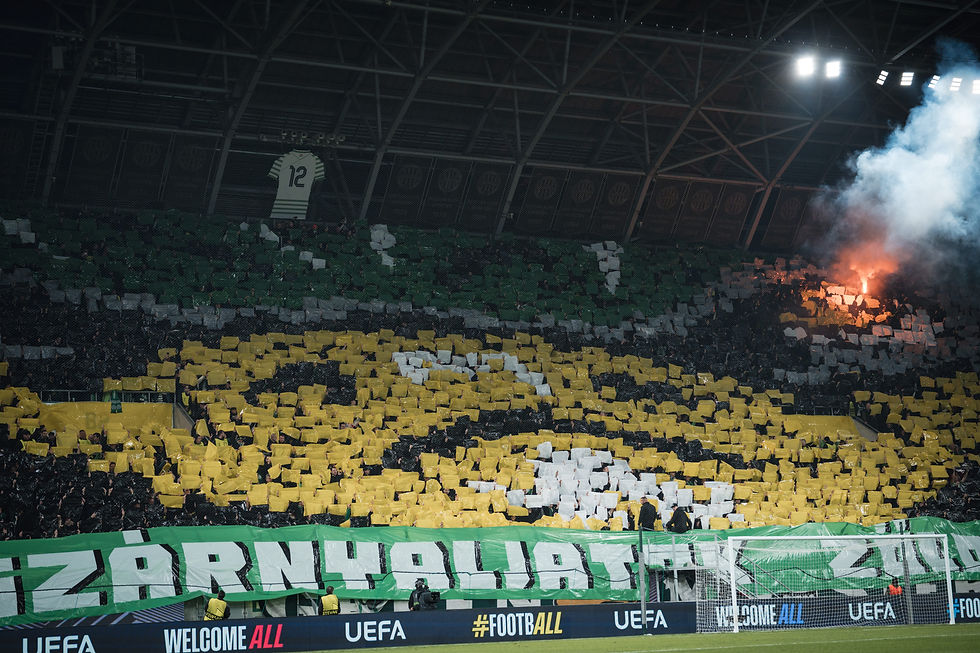 Mosaico de la grada de animación del Ferecnváros TC en el comienzo del partido. Foto: (Javier Zambrano).