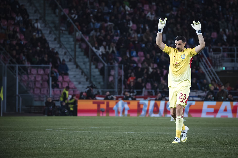 Celebración del portero del Aston Villa Emiliano Martínez, tras el tercer gol de su equipo. Foto: (Javier Zambrano).