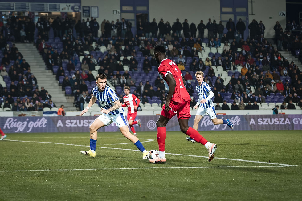 Disputa de balón entre los jugadores Lamin Colley (DVTK) y Janos Bodnar (Újpest FC). Foto: (Javier Zambrano).