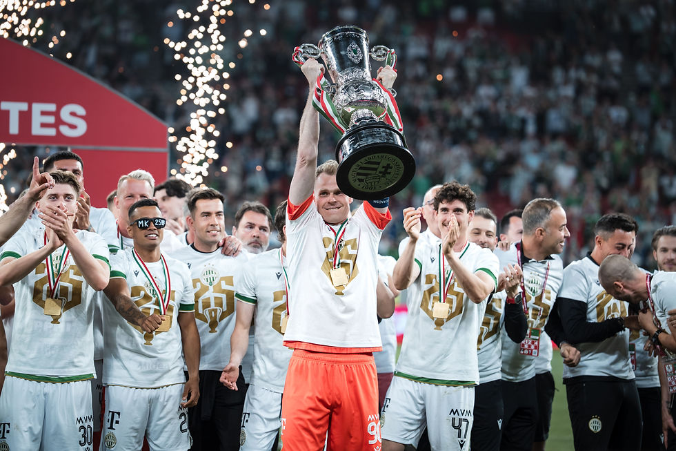Denes Dibusz capitán del Ferencváros TC levanta la copa de la Magyar Kupa con el resto de sus compañeros. Foto: (Javier Zambrano).