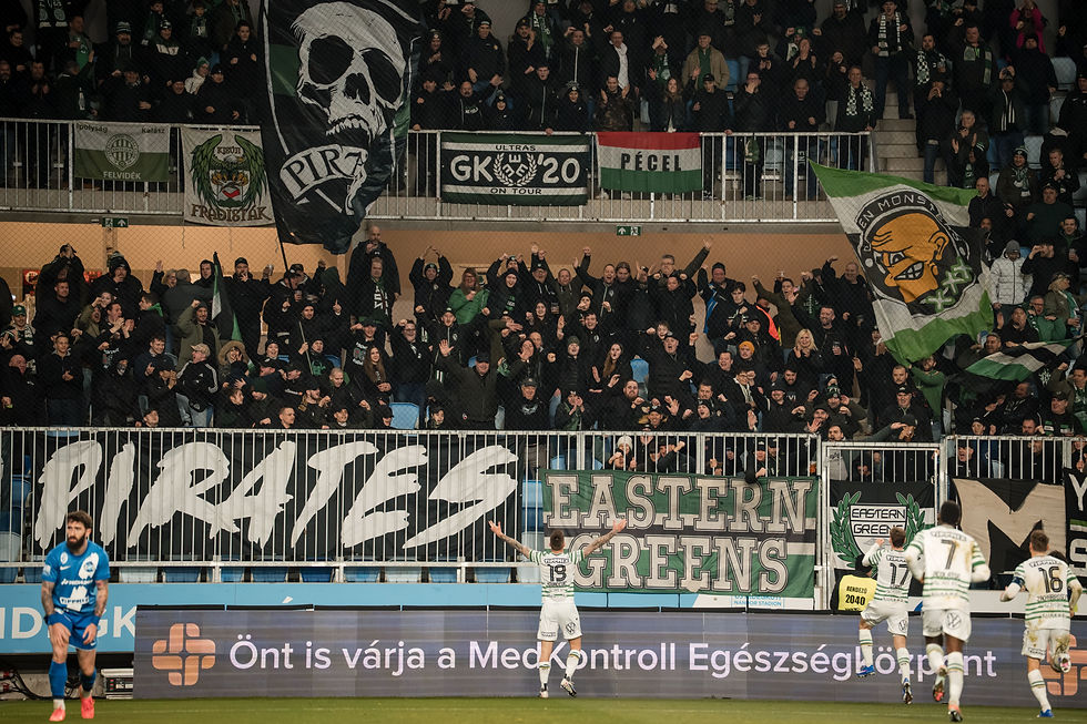 Celebración de gol del Ferencváros TC de Franko Kovaćević con los fanaticos de su equipo. Foto: (Javier Zambrano).