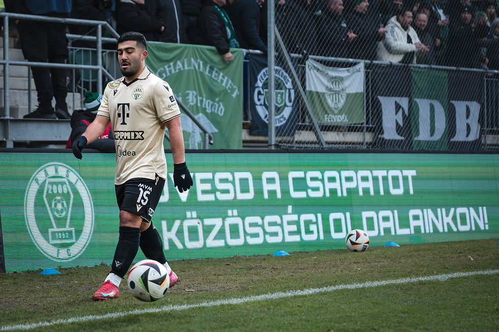 El jugador del Ferencváros TC Abu Fani se dispone a ejecutar un saque de esquina. Foto: (Javier Zambrano).