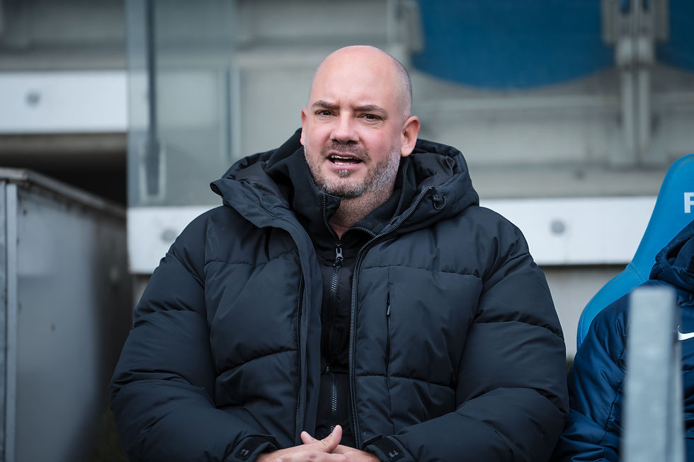 DT de MTK BUDAPEST Máté Pinezits previo al inicio del partido. Foto: (Javier Zambrano).