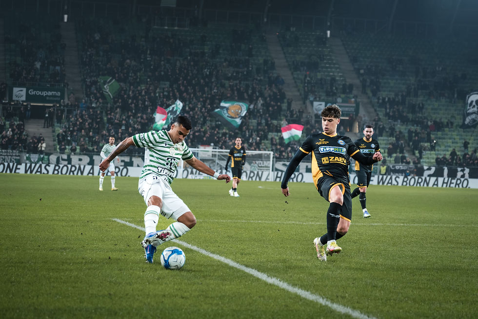 El jugador Cadu (Ferencváros TC) realiza un ataque por la banda derecha. Foto: (Javier Zambrano).