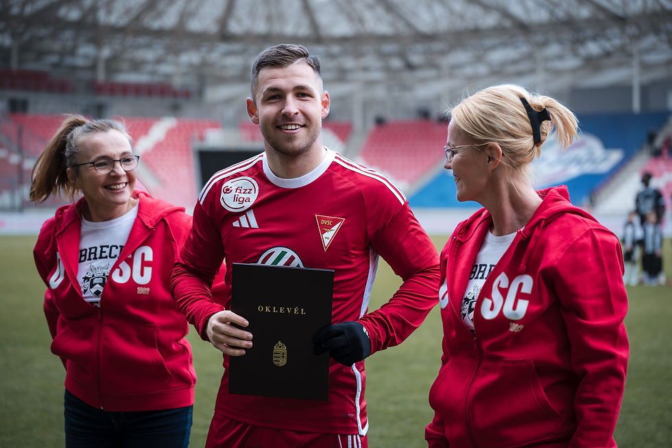 Entre de reconocimiento diploma a Bárány Donát (DVSC) previo al inicio del partido - Foto: (Javier Zambrano).